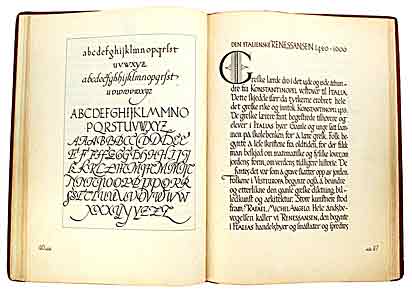 Oppslag av håndskrevet skrifthistorie, utarbeidet av Jakob Rask Arnesen.